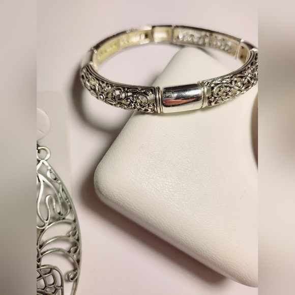 🕳️ Silver-Accent Jewellry Set - Picture 10 of 15